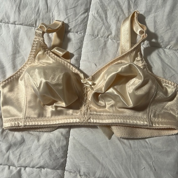 Bras - Picture 4 of 4